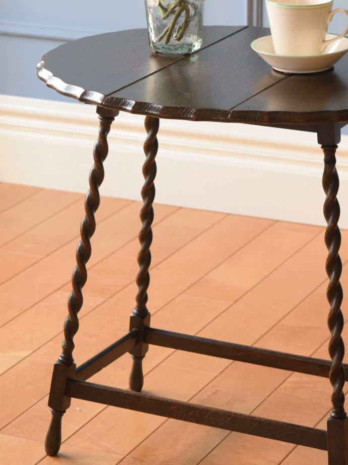 伸長式のおしゃれなアンティークテーブル