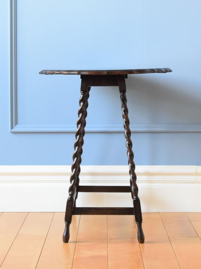 両足を広げた折り畳み式テーブル