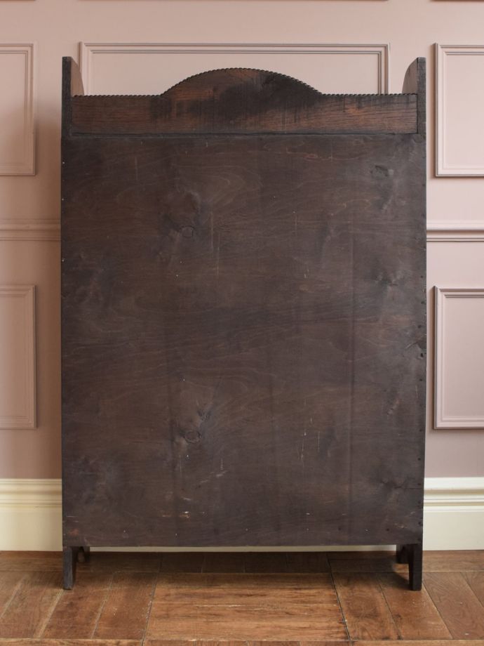 オープンシェルフの後ろ姿