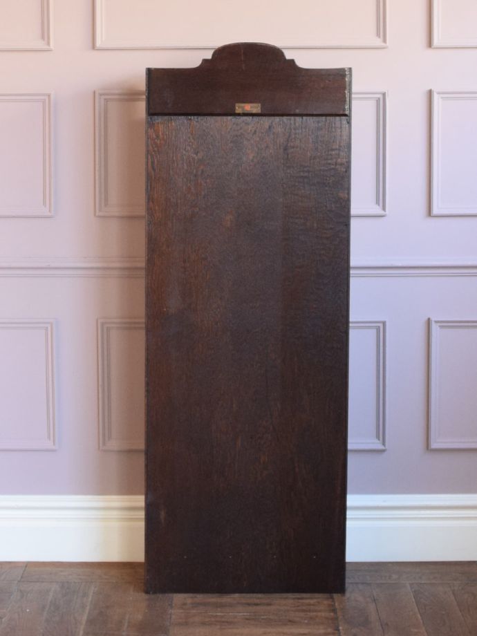 オープンシェルフの後ろ姿