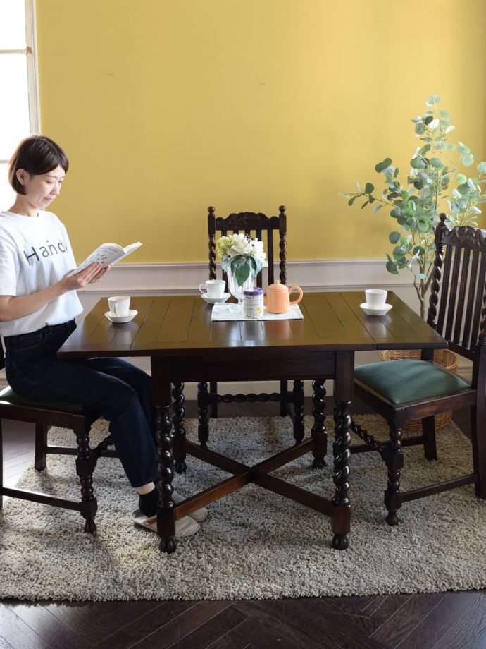 アンティークの伸長式テーブル