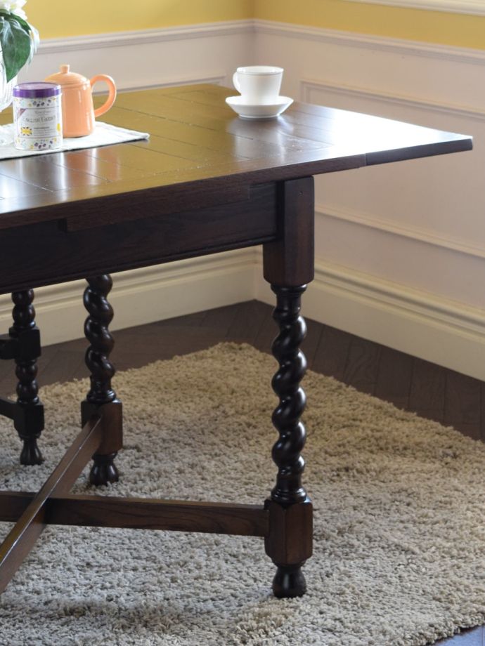 伸長式のおしゃれなアンティークテーブル