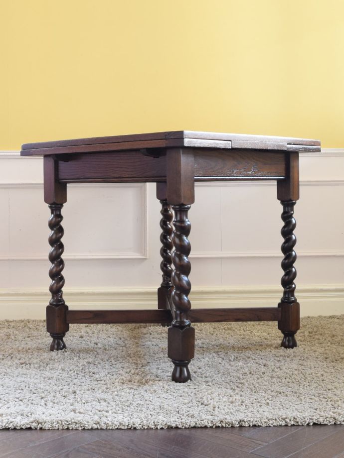 ドローリーフテーブルの横顔