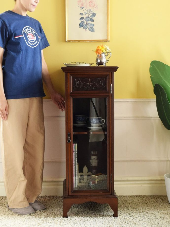 アンティークのサイドキャビネット