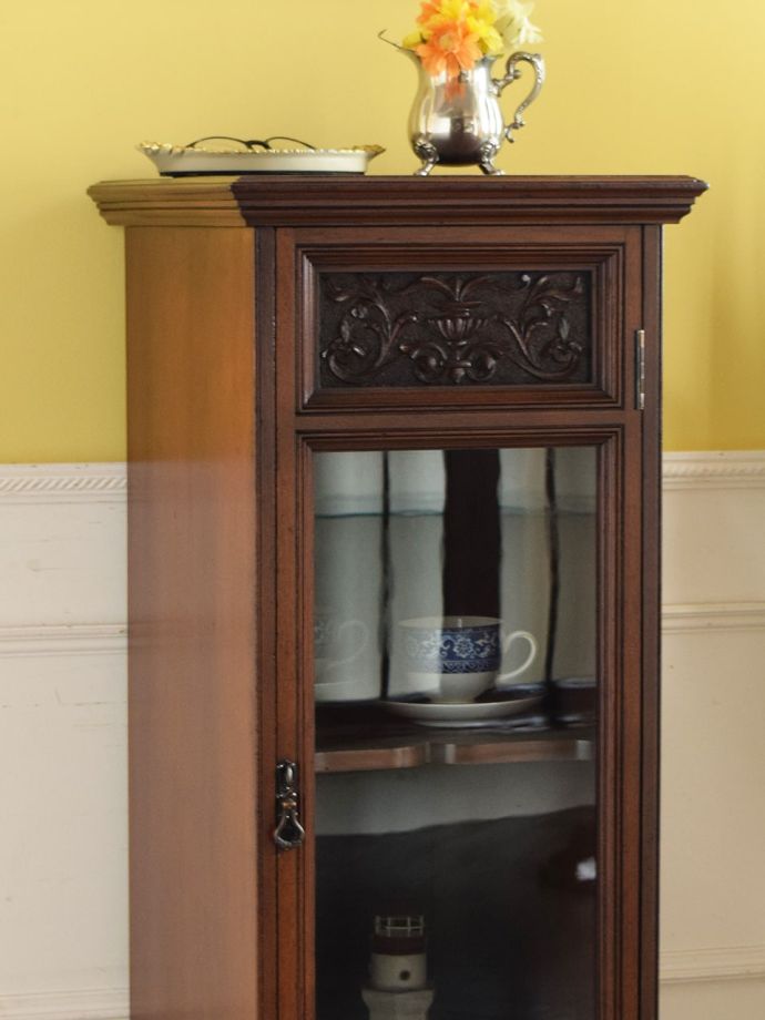 アンティーク家具らしい美しい杢目