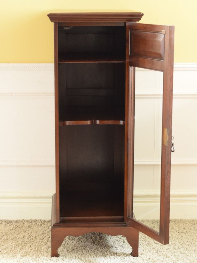 サイドキャビネットの扉の中