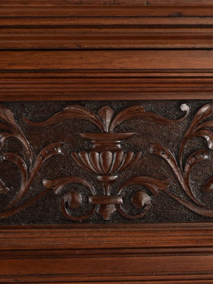 英国アンティーク家具らしい装飾