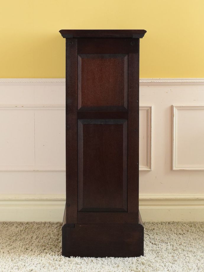 サイドキャビネットの後ろ姿