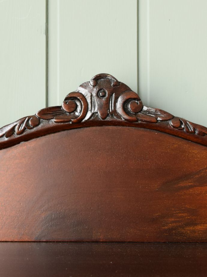 英国アンティーク家具らしい彫