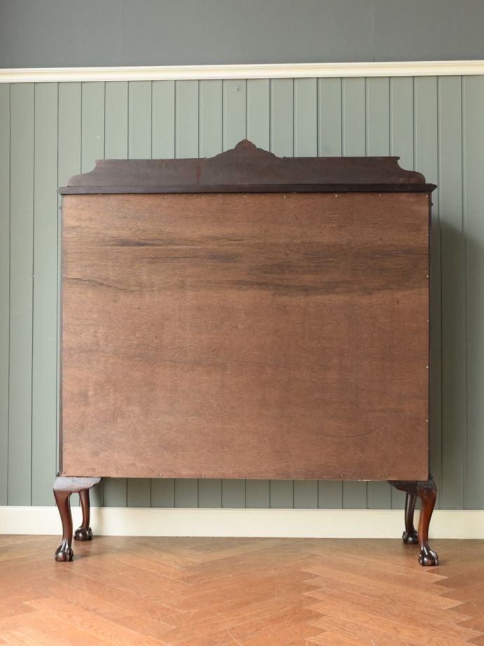 キャビネットの後ろ姿