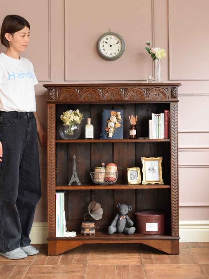 アンティークのオープンシェルフ