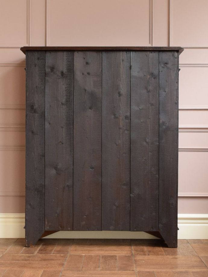 オープンシェルフの後ろ姿