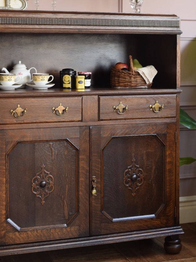 アンティーク家具らしい美しい木目