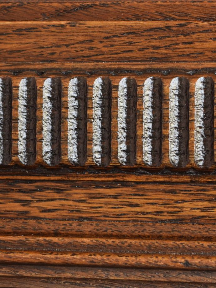 英国アンティーク家具らしい装飾