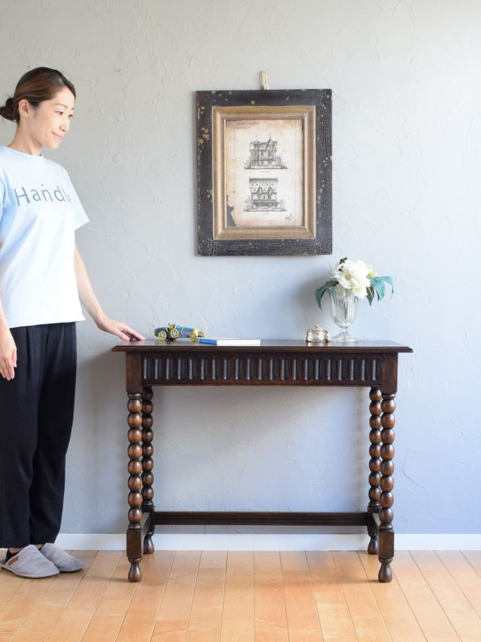 英国アンティークのコンソールテーブル
