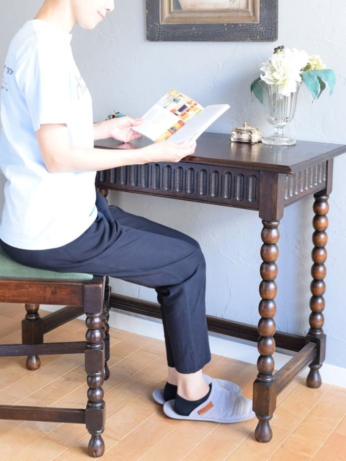 英国アンティークのコンソールテーブル