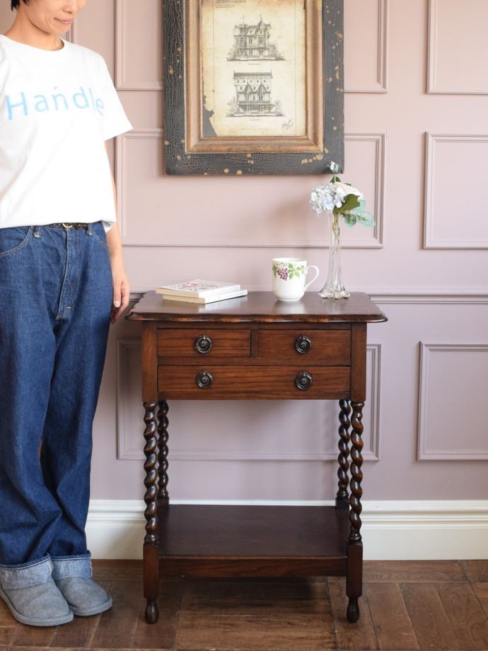 英国アンティークのコンソールテーブル