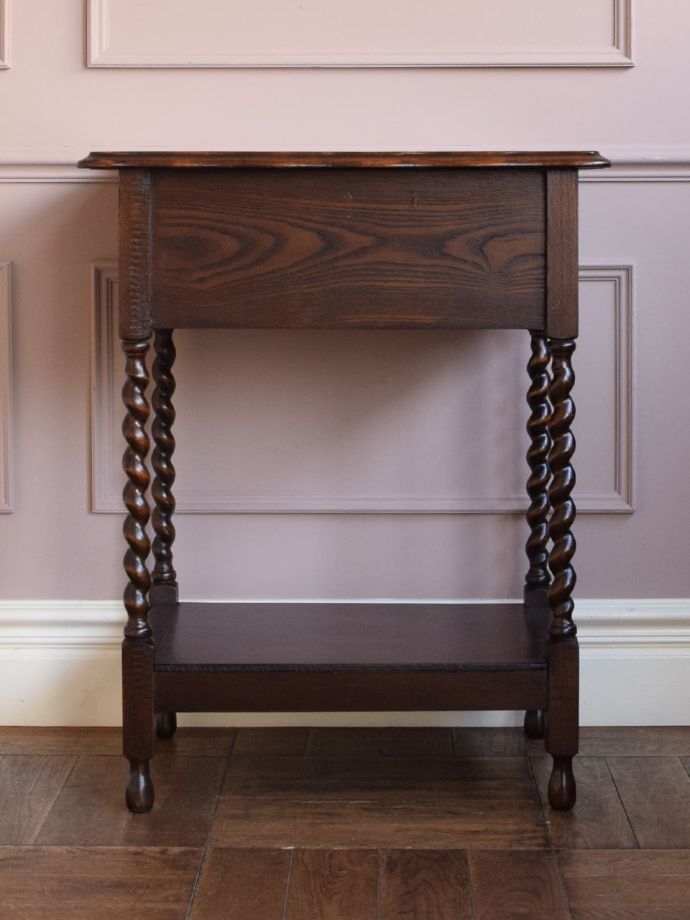 コンソールテーブルの後ろ姿