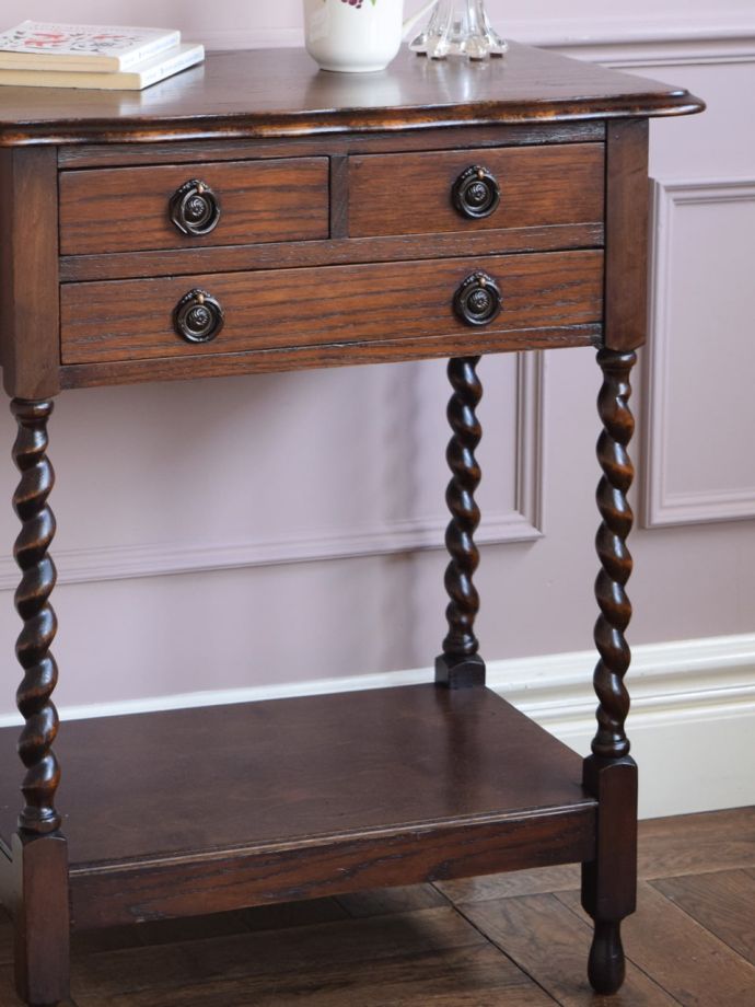 アンティーク家具らしさが漂うコンソールテーブル