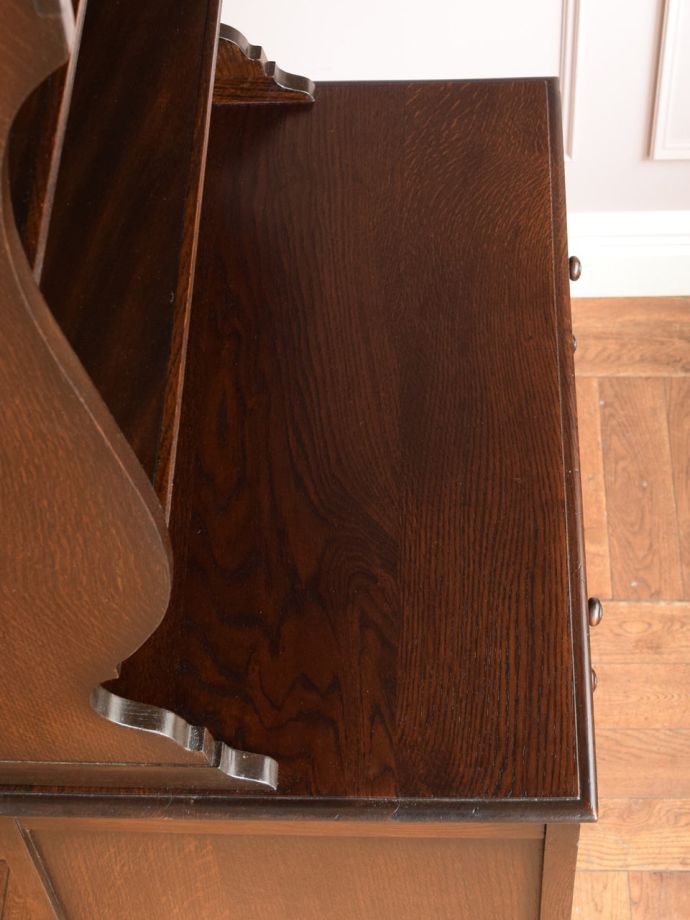 アンティークのオープンシェルフの天板