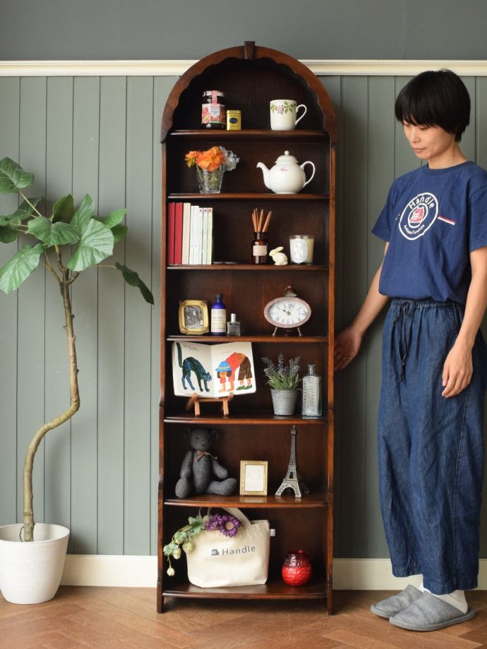 アンティークのオープンシェルフ