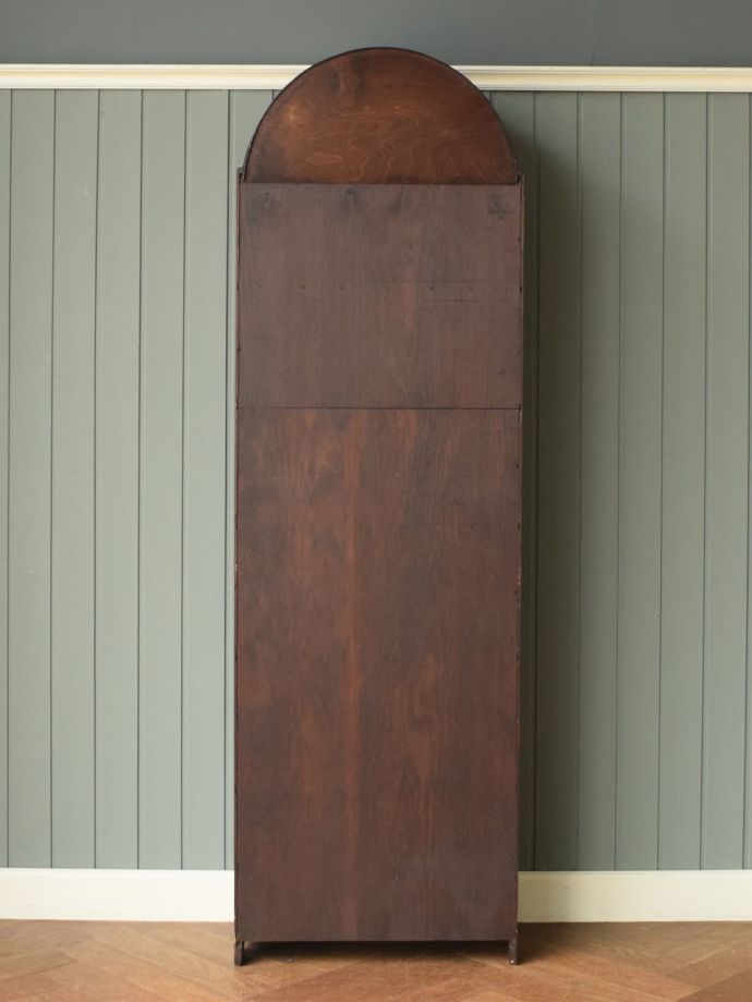 オープンシェルフの後ろ姿