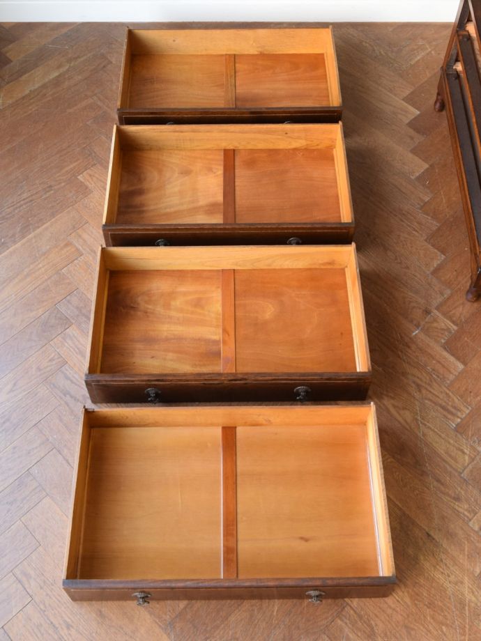 アンティークチェストの引き出しの中