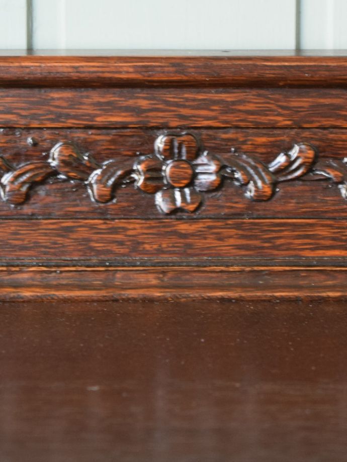 アンティークチェストの彫