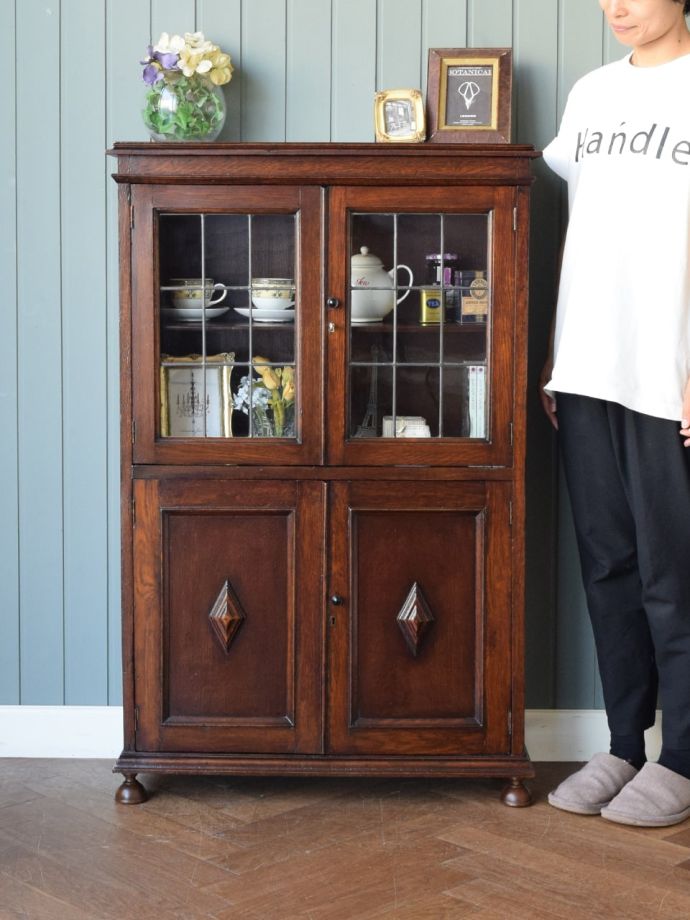 英国アンティークのキャビネット