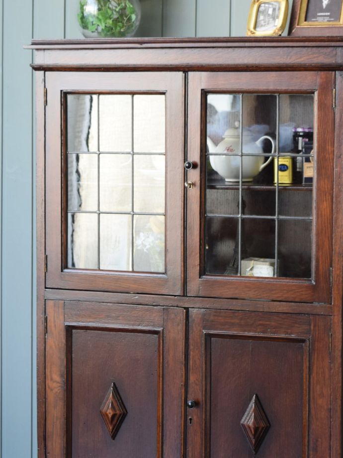 ステンドグラスの扉が美しいキャビネット