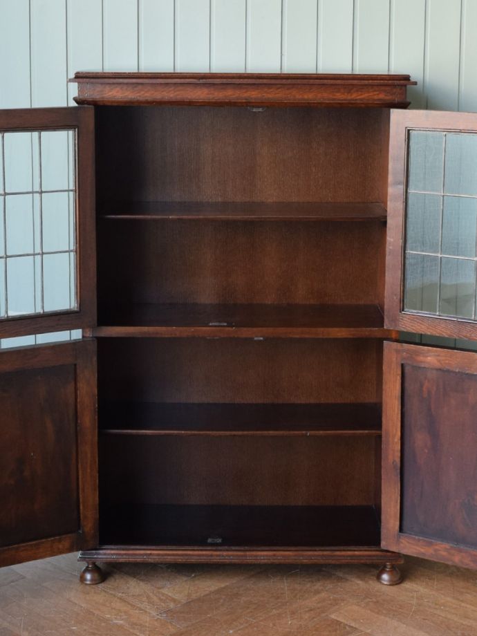 キャビネットの扉の中