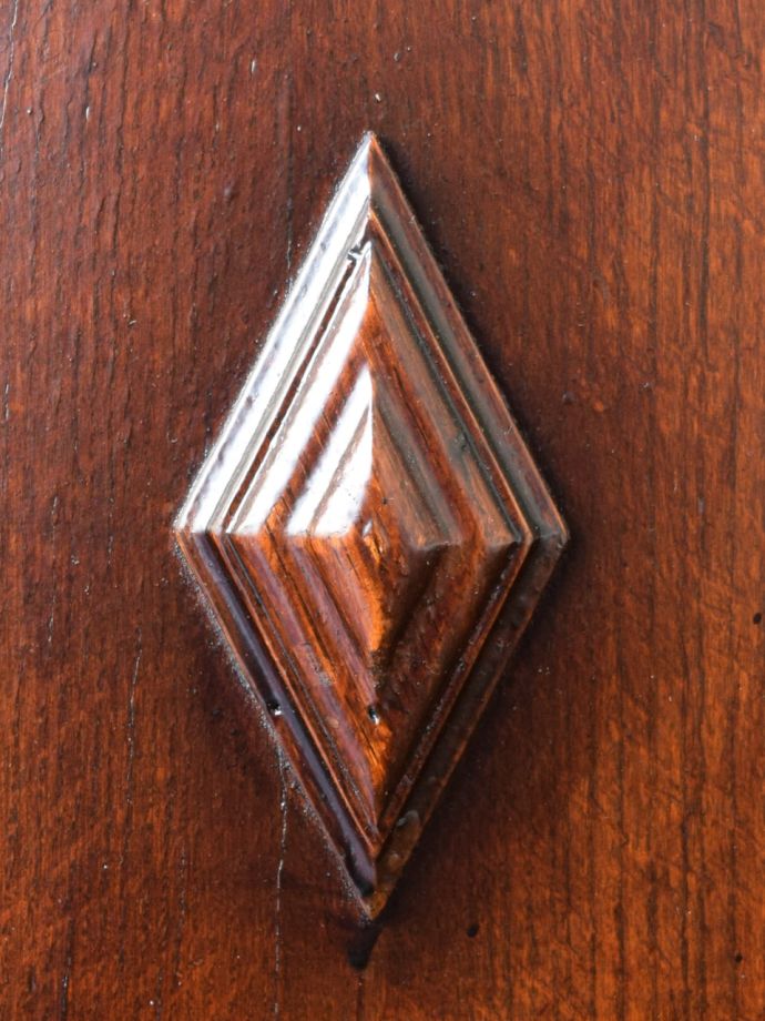 キャビネットの華やかな装飾