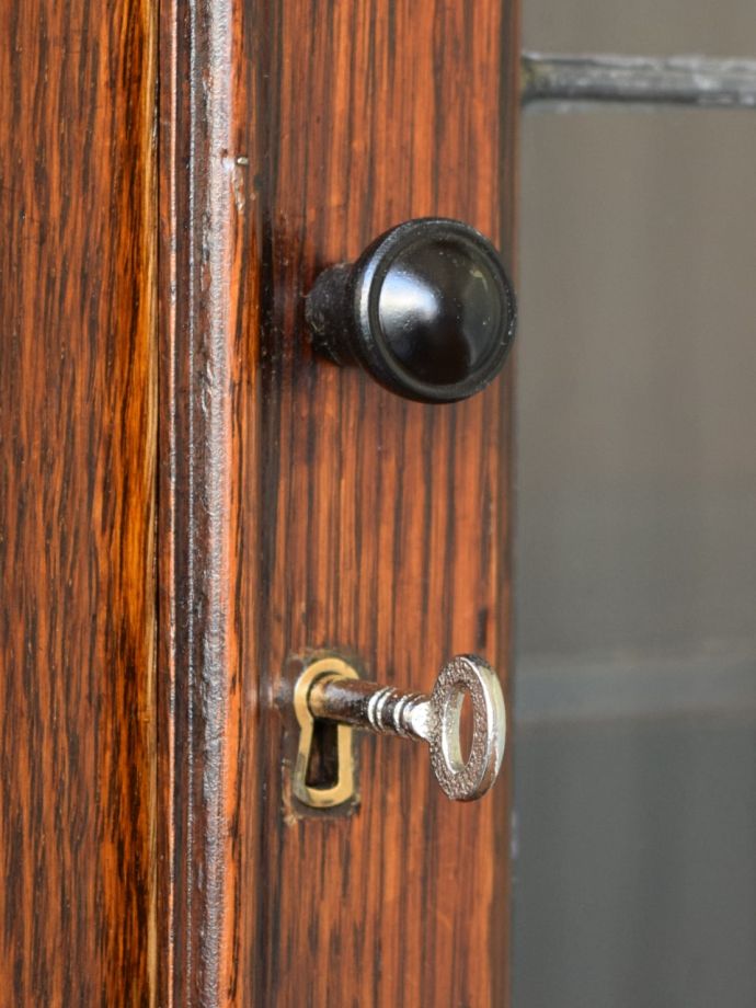 アンティーク家具の取っ手と鍵