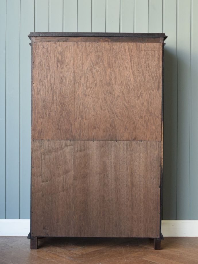 キャビネットの後ろ姿