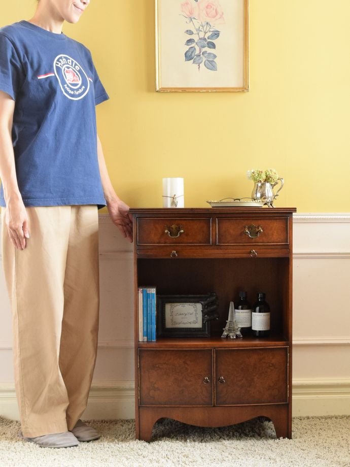 アンティークのサイドキャビネット