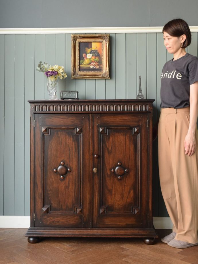 英国アンティークのサイドボード