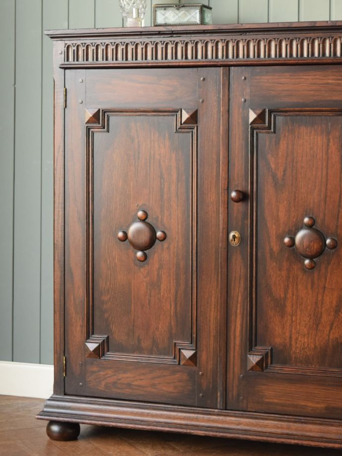 アンティーク家具らしい美しい杢目