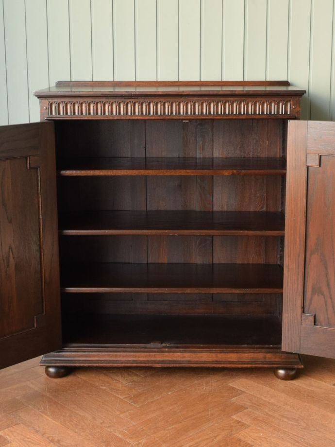 アンティークサイドボードの扉の中