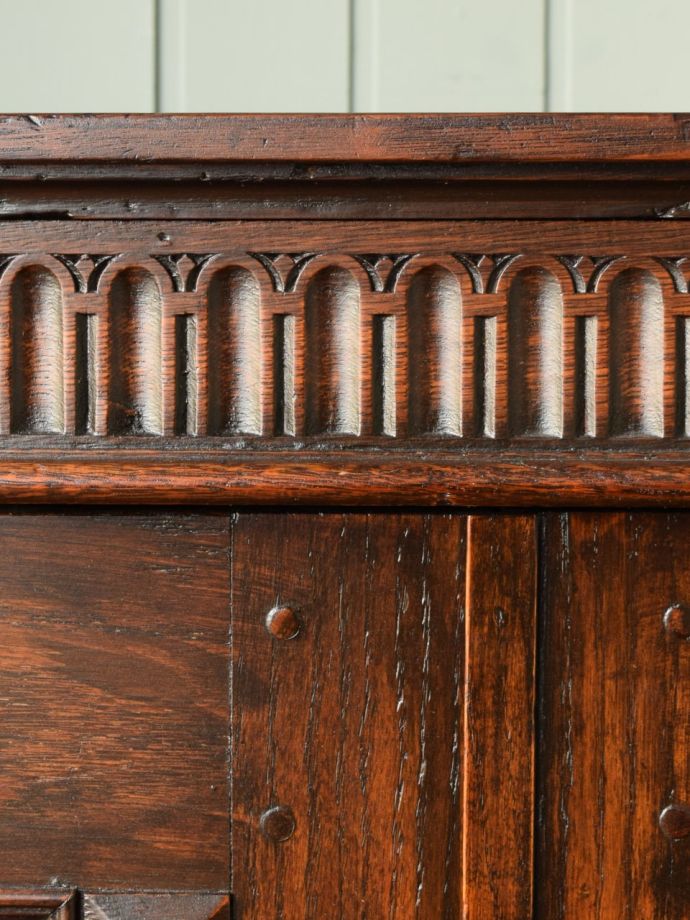 英国アンティーク家具らしい彫