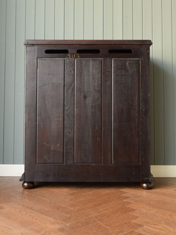 サイドボードの後ろ姿