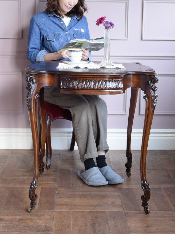 アンティークのオケージョナルテーブル