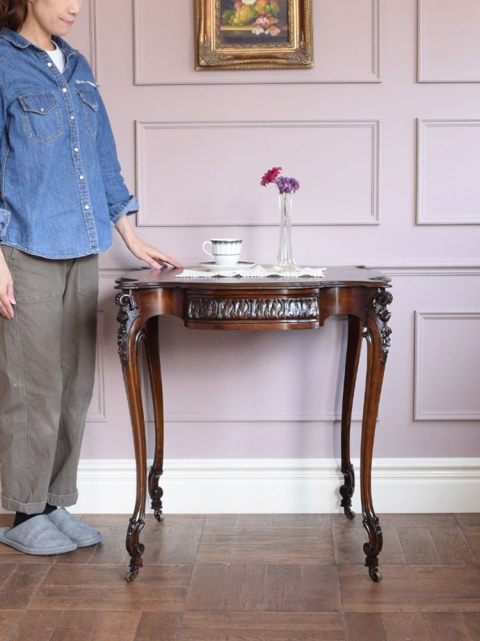 アンティークのサイドテーブル