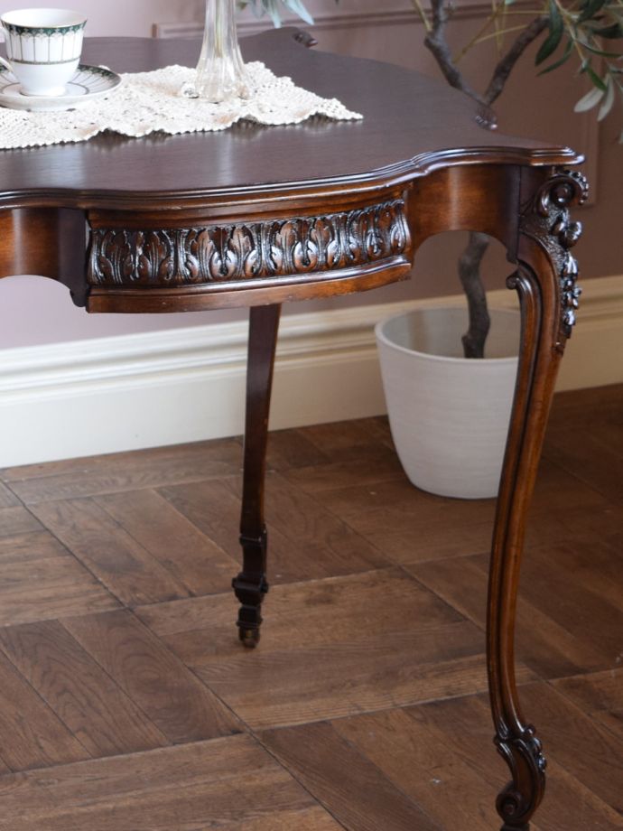 英国のアンティーク家具らしいデザイン