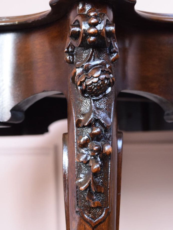 英国アンティーク家具らしい装飾