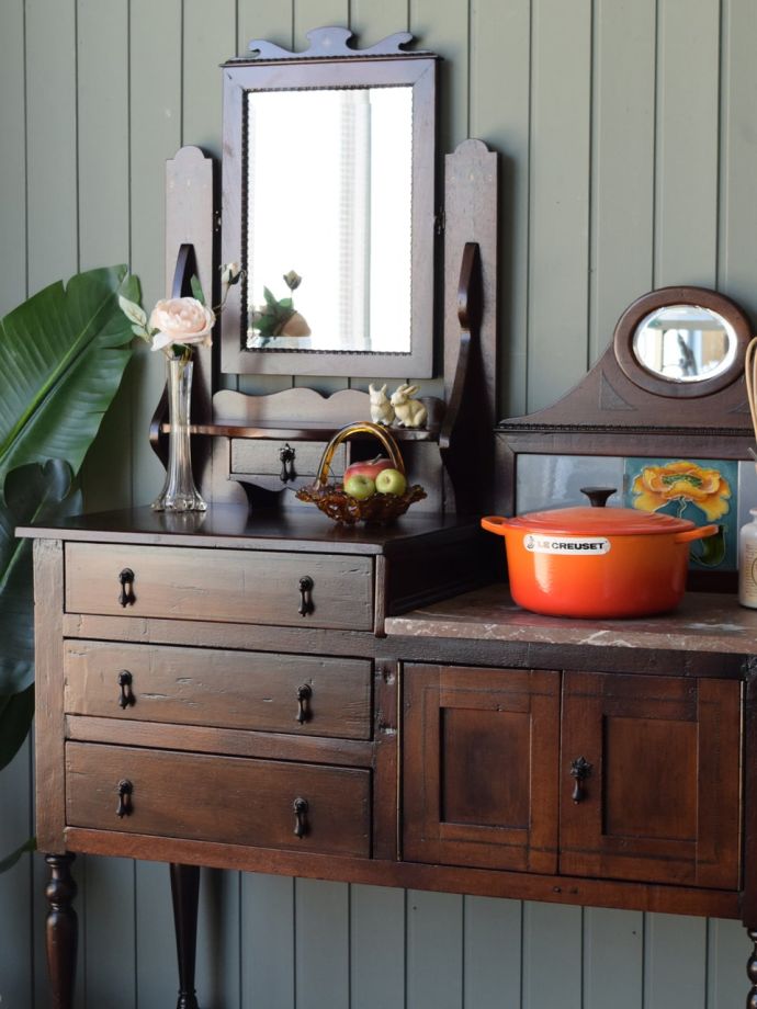 アンティーク家具でしか手に入らないキャビネット