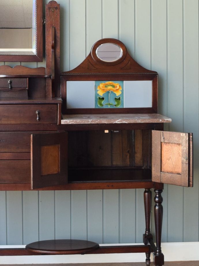 キャビネットの扉の中