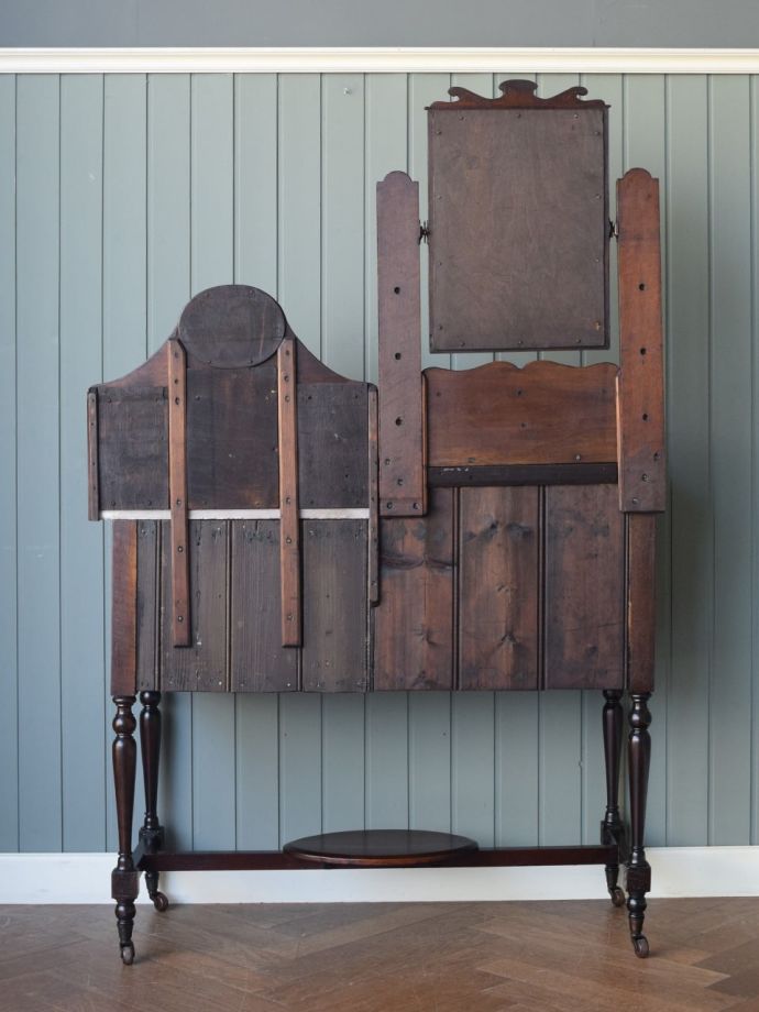 キャビネットの後ろ姿