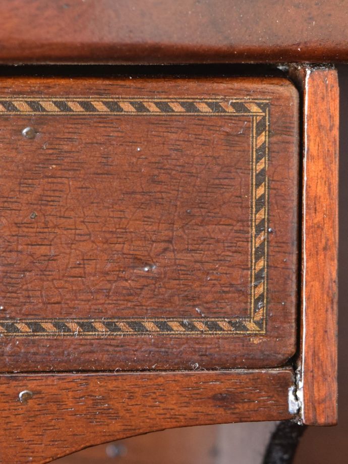 英国アンティーク家具らしい装飾