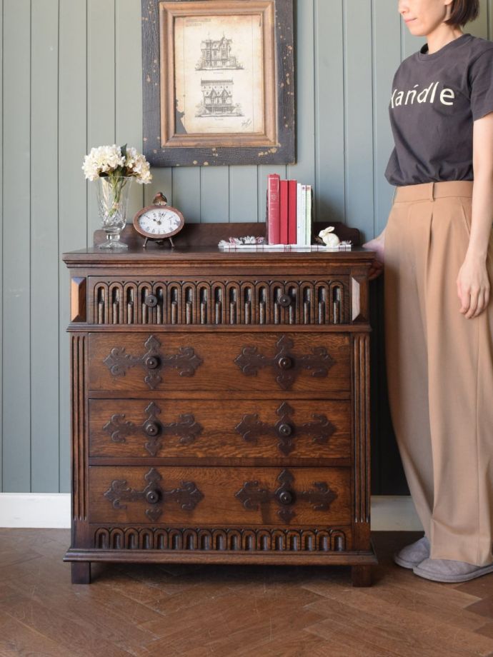 英国アンティークのチェスト