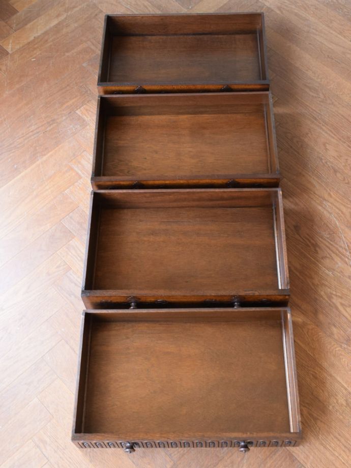 アンティークチェストの引き出しの中